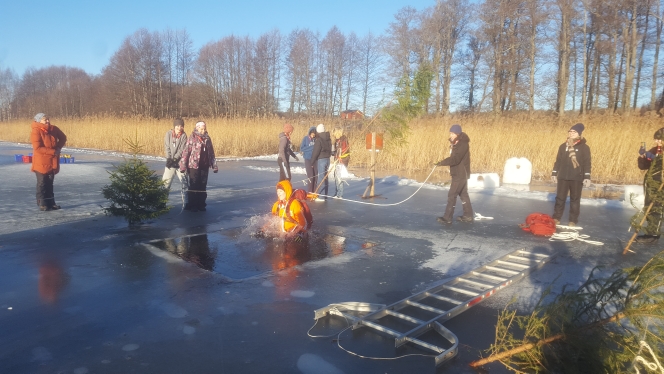 Klass 9 hade en isdag på Naturskolan i Hammarskog